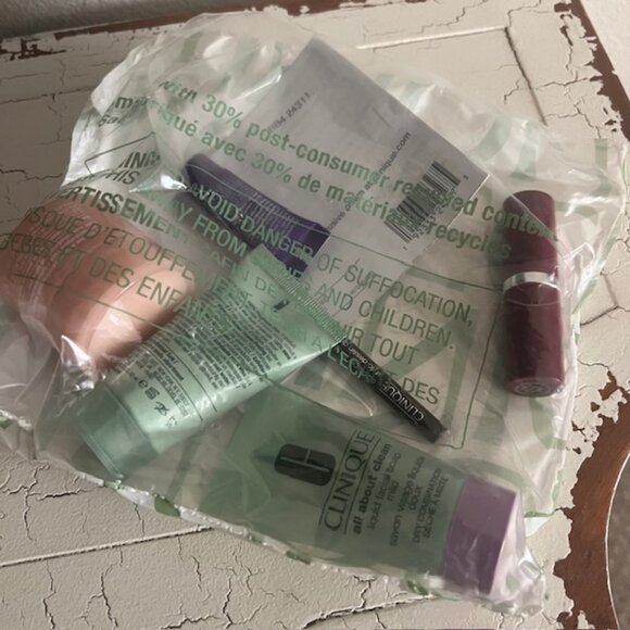 Clinique 7-Piece Gift Skin Care/Make-up - Picture 4 of 4